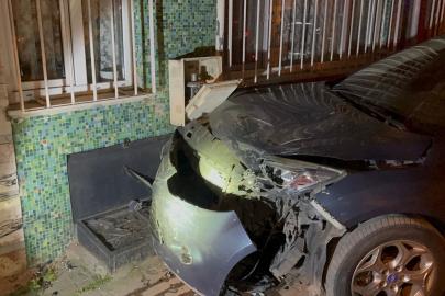 Bursa'da alkollü sürücünün çarptığı araç doğal gaz kutusunu patlattı