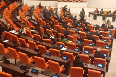 Meclis'te 24 yıl sonra bir ilk. Yeni Parti kuruldu, CHP'li milletvekillerinin yeri değişti