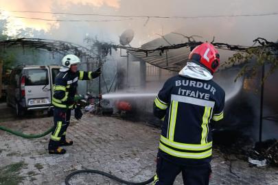 Bağ evi ile araç yandı