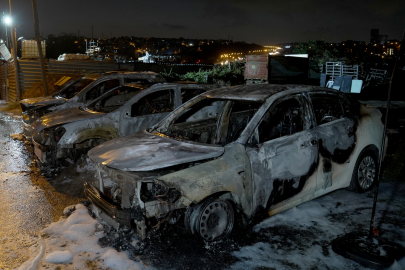 Galerideki araçlar alevlere teslim oldu. Kundaklama şüphesi üzerinde duruluyor