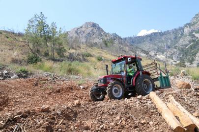 Sibel, ORKÖY desteğiyle aldığı traktörle odun taşıyor
