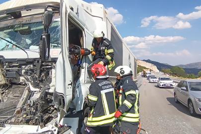 TIR kabininde sıkışan şoförü itfaiye kurtardı